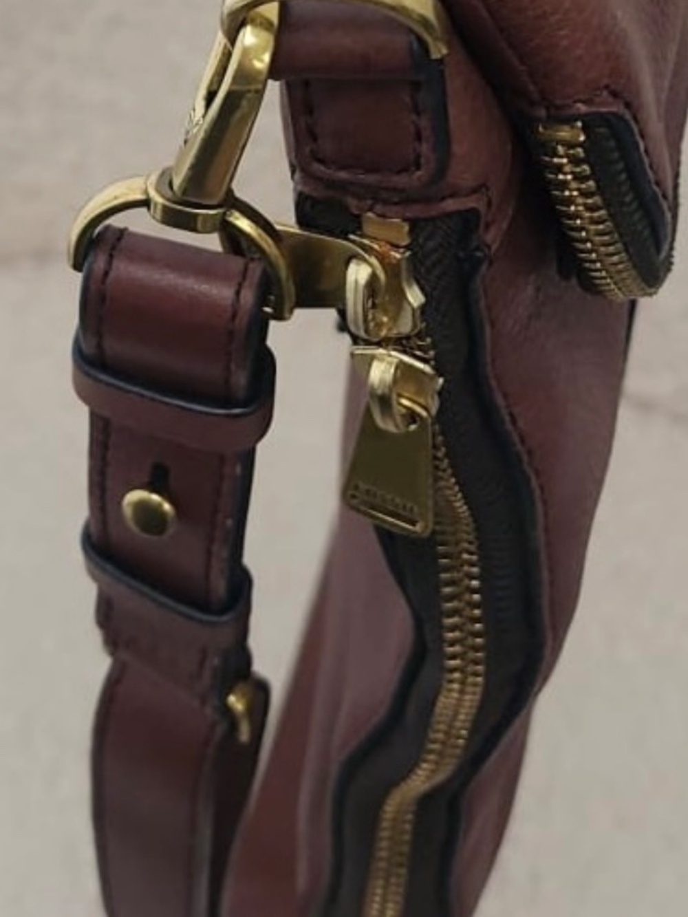 Fossil Expandable Leather Manuscript Messenger bag - Picture 9 of 11